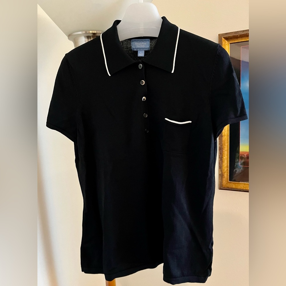 Simply Vera women’s black polo top with cream trim. Size L.
